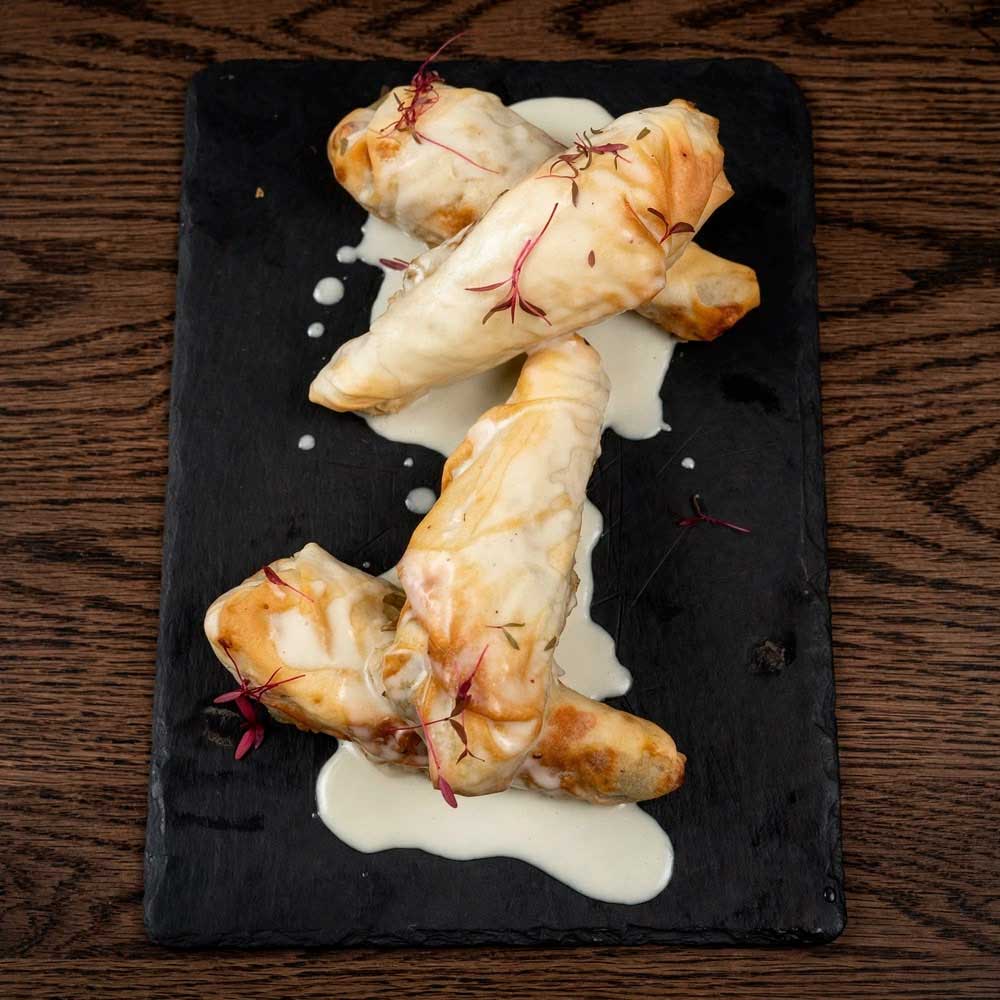 Envoltini de alcachofas confitadas con jamón ibérico y queso