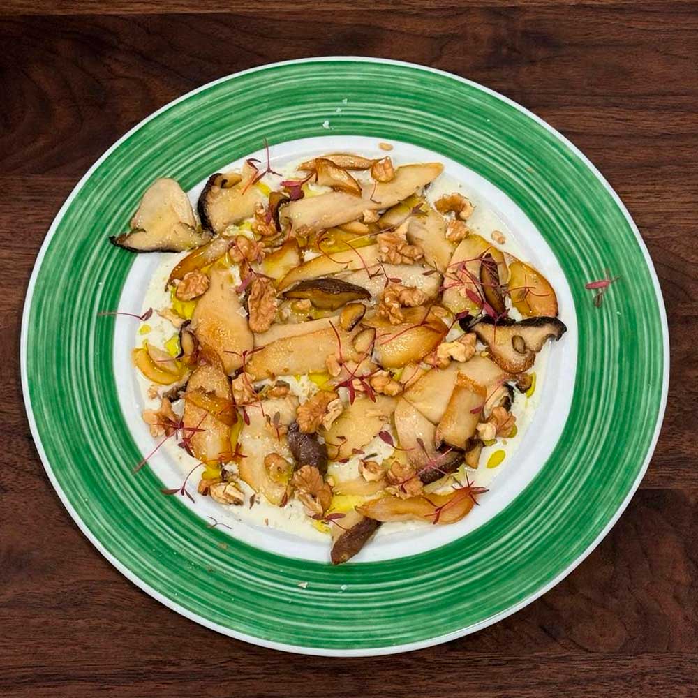 Carpaccio de boletus a la plancha con queso azul y nueces