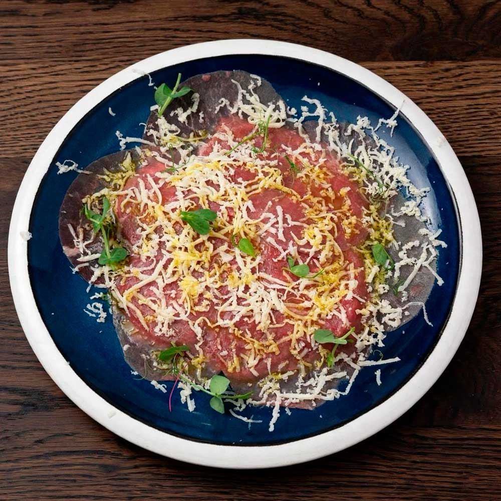 Carpaccio de wagyu con queso viejo