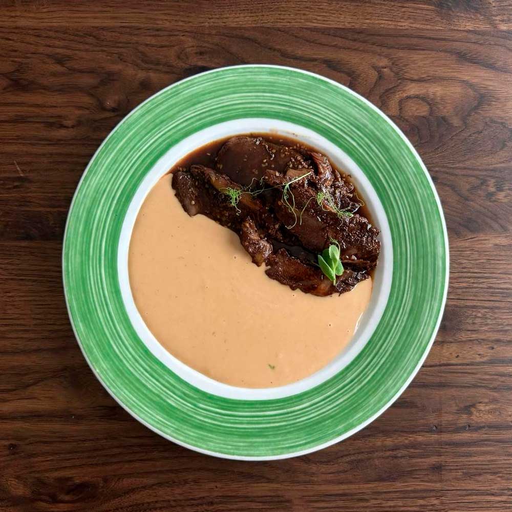 Carrillera de ternera asada con parmentier de foie