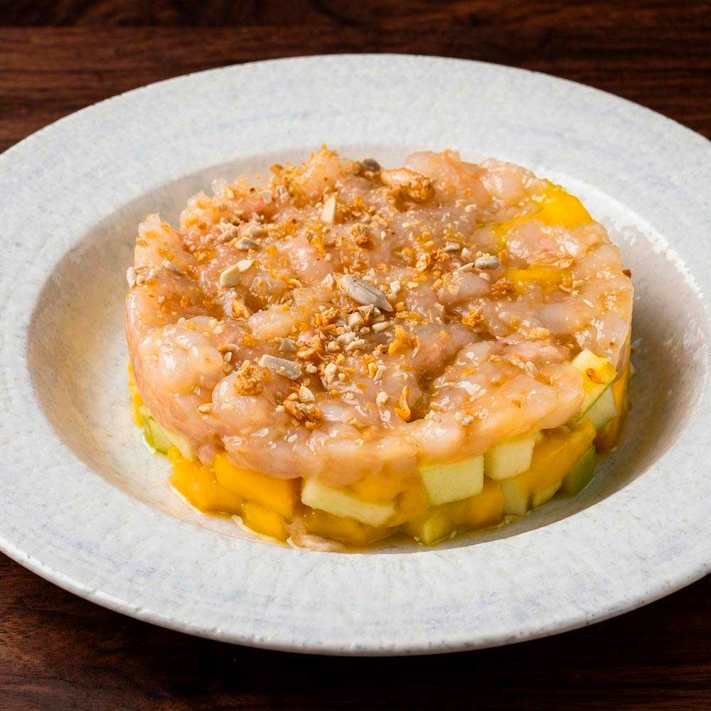 Tartar de cigala con ponzu, mango, manzana y frutes secos garrapiñados.